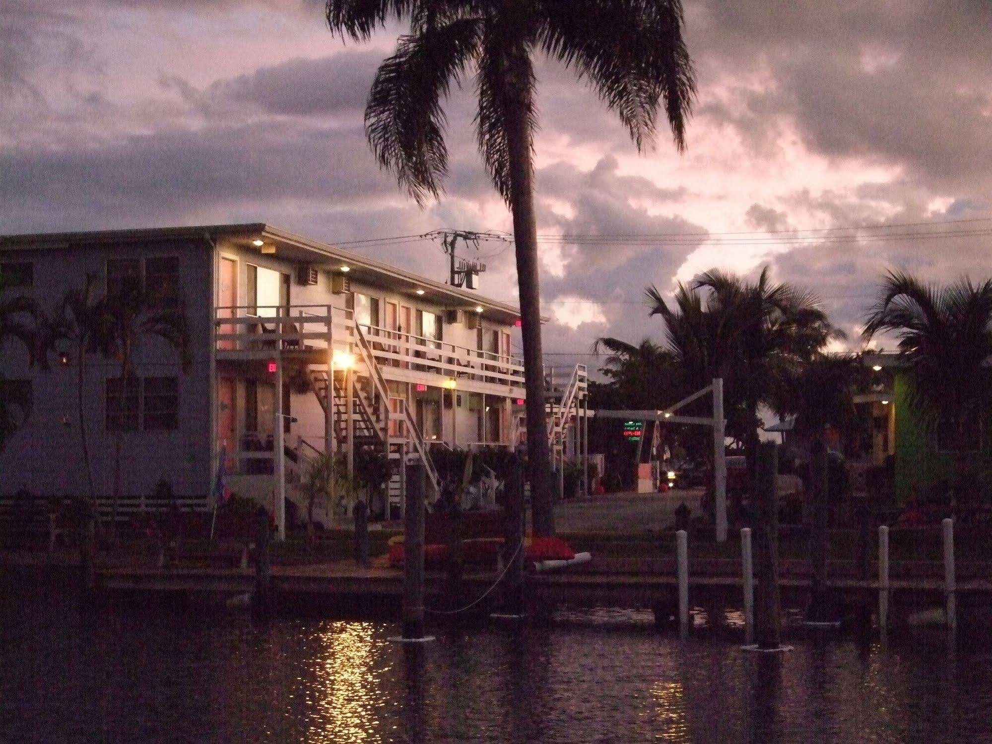 The Holiday Court Villas And Suites Fort Myers Beach Exterior foto